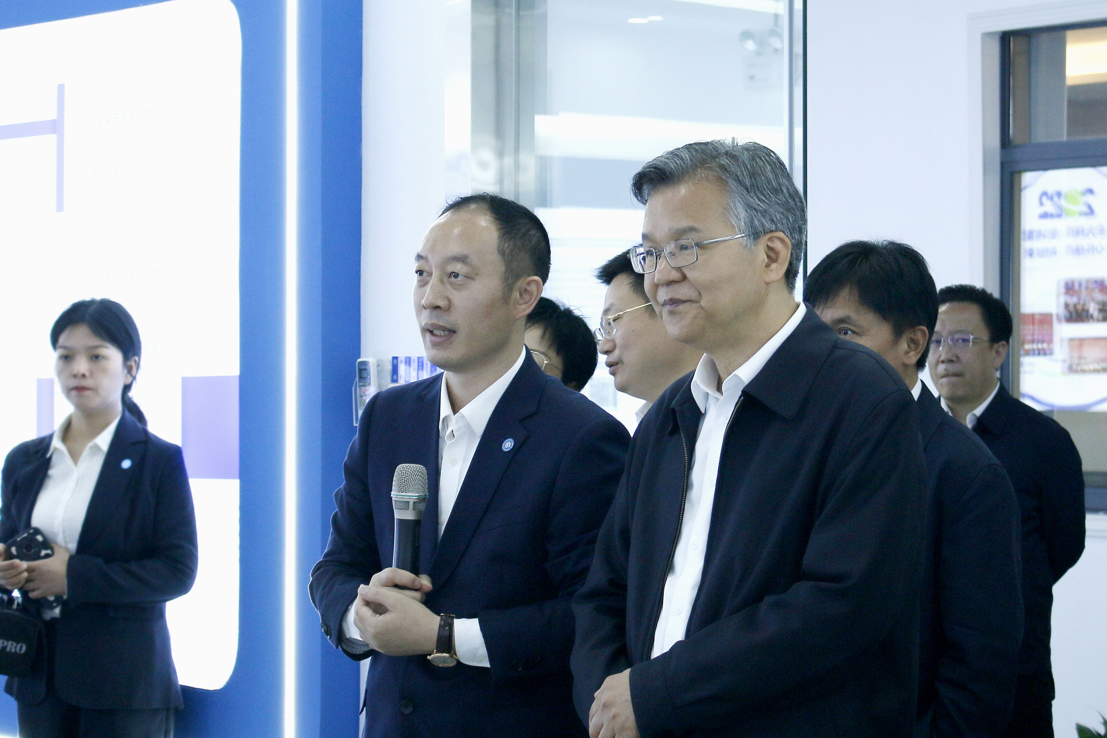 省委常委、常務(wù)副省長李殿勛一行蒞臨株洲宏大高分子材料有限公司考察調(diào)研
